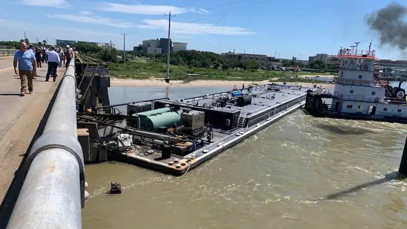 В Техасе баржа с нефтью едва не снесла мост