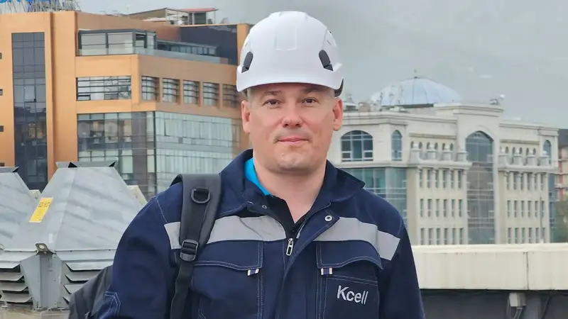 Старший инженер строитель базовых станций Евгений Дягтерев работает в компании "Kcell" , фото - Новости Zakon.kz от 17.05.2024 14:50