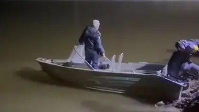 В Атырауской области жителей двух сел перевозят на лодках, фото - Новости Zakon.kz от 17.05.2024 07:55