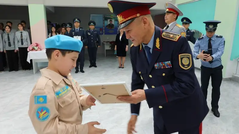 Уголок славы в школе Алматы, полиция, фото - Новости Zakon.kz от 17.05.2024 13:48