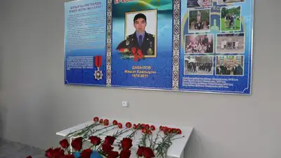 Алматы, школа, уголок славы полицейского