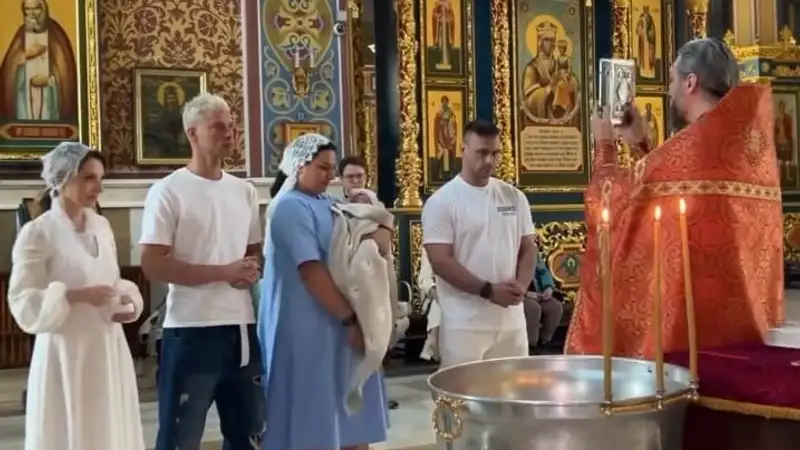 Илья Ильин показал трогательные кадры с крещения его маленькой дочки