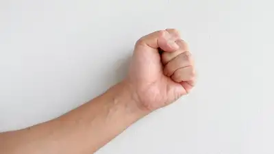 Избивал на глазах мужчин: очередной экс-супруг напал на женщину, фото - Новости Zakon.kz от 17.05.2024 14:41