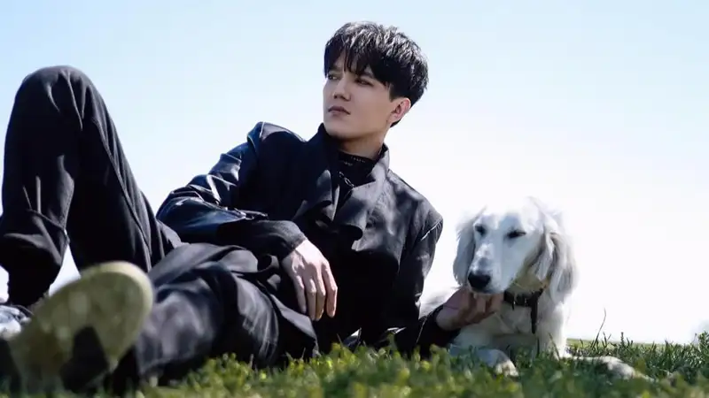 Димаш Кудайберген показал красавца тазы, подаренного ему Токаевым