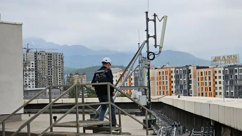 базовая станция связи Kcell на крыше здания, фото - Новости Zakon.kz от 17.05.2024 14:50