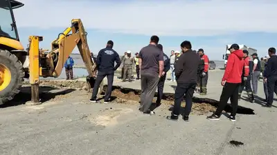 Огромная яма образовалась на трассе в Атырауской области, фото - Новости Zakon.kz от 17.05.2024 11:25