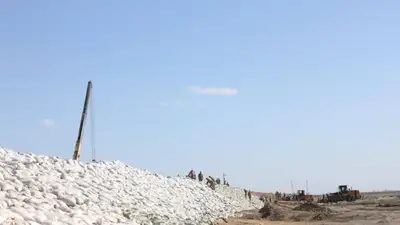 самодельная дамба, фото - Новости Zakon.kz от 18.05.2024 14:36