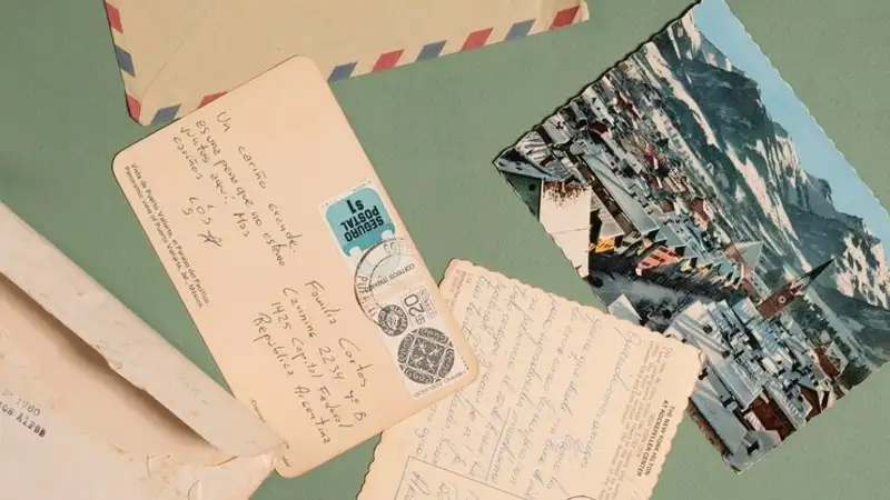 Во Франции выпустили марку с рисунком и запахом багета