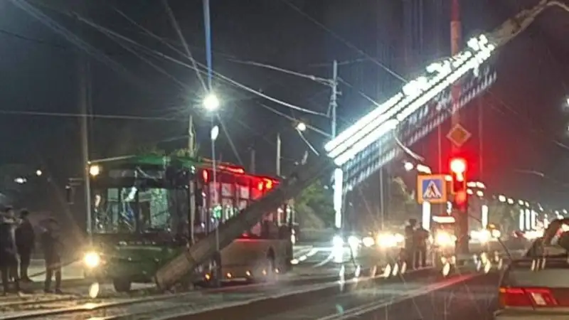 Врезался в столб из-за сердечного приступа: водитель автобуса погиб в Павлодаре