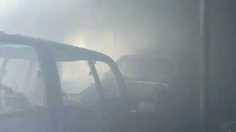 Гараж с автомобилями вспыхнул в Шахтинске