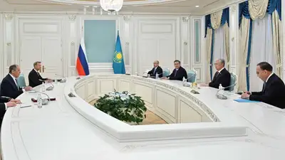 Токаев принял министра иностранных дел России Сергея Лаврова