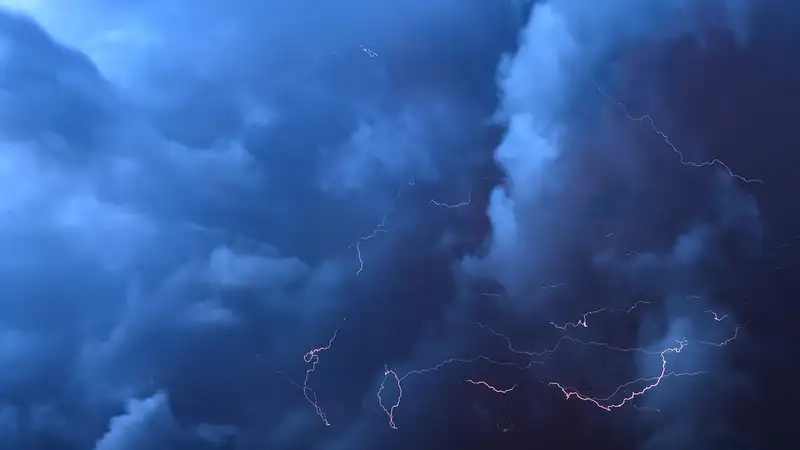 Грозы, заморозки и сильный ветер: в 15 регионах объявлено штормовое предупреждение