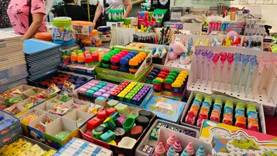 Барахолка, школьная форма, торговля, канцелярские товары, канцтовары, школьные принадлежности, подготовка к школе, школьная одежда, рюкзаки, фото - Новости Zakon.kz от 19.07.2024 06:16