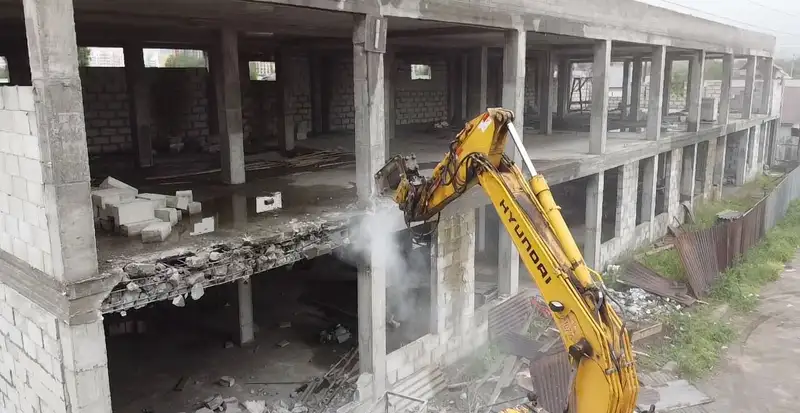 Крупный строительный объект пошел под снос в Алматы, фото - Новости Zakon.kz от 20.05.2024 15:53