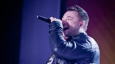 Легендарная песня Сергея Жукова в новом исполнении вызвала спорную реакцию, фото - Новости Zakon.kz от 21.05.2024 10:20