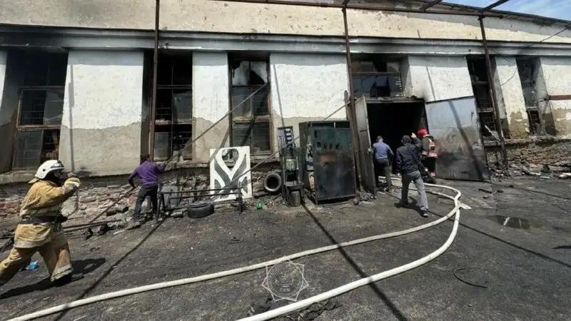 Крупный пожар произошел в сварочном цехе в Таразе