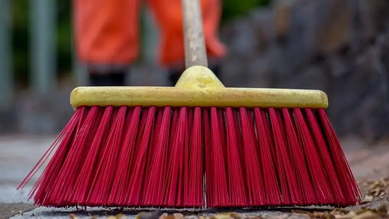 Мужчина напал на полицейского с кулаками и теперь подметает улицы