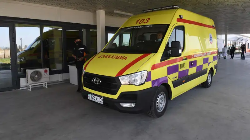 Закрыли и угрожали: появились подробности нападения на сотрудников скорой в Алматы