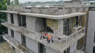 В предгорье Алматы сносят этаж клубного дома