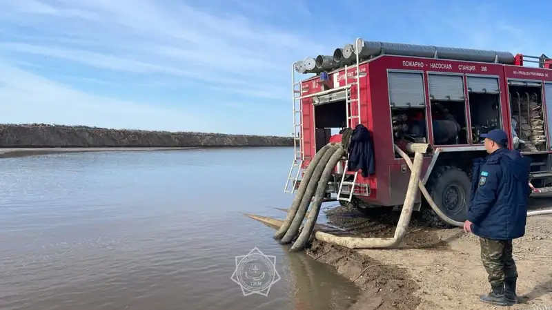 Как сейчас выглядит размытая дамба в Атырауской области, показали в МЧС
