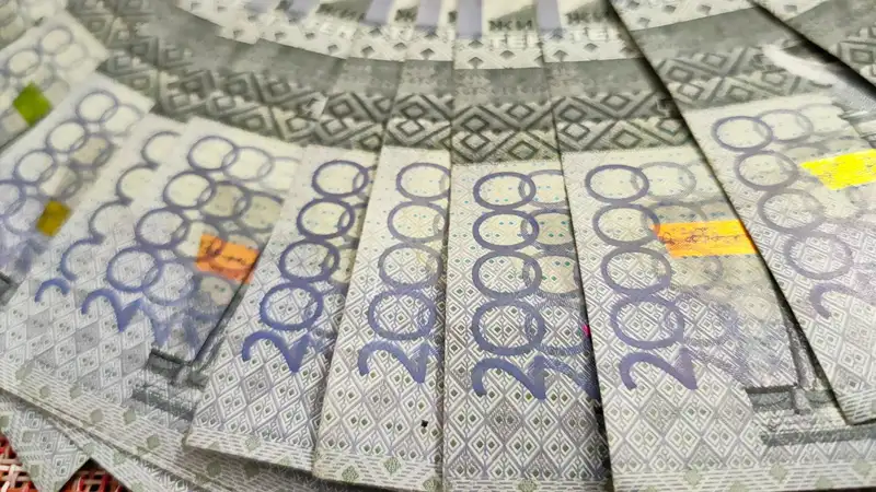 Свыше 1 млн тенге – судебный исполнитель в Астане переводил чужие алименты на счет своего сына