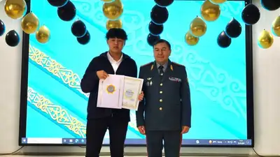 Висел на перилах балкона: в Астане наградили школьника, спасшего ребенка, фото - Новости Zakon.kz от 23.05.2024 13:40