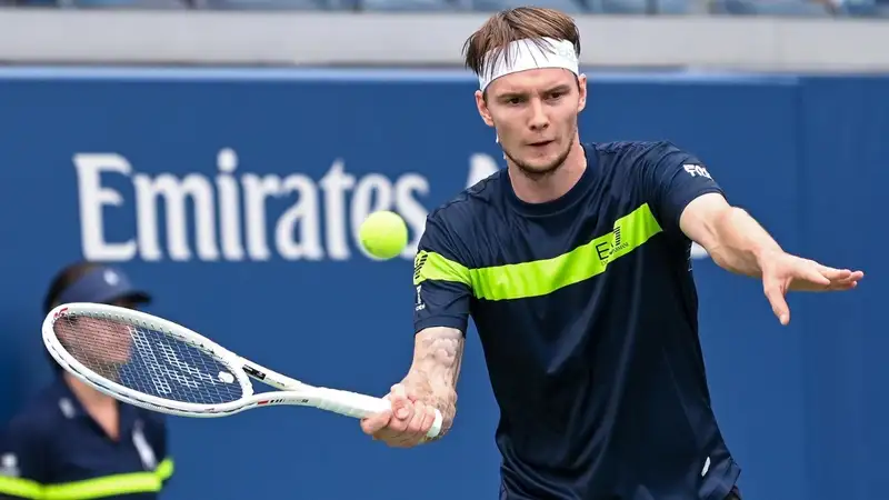 Видеообзор победного матча Александра Бублика в четвертьфинале турнира в Лионе