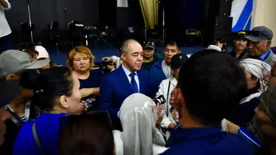 Аким ЗКО Нариман Турегалиев встретился с дачниками, пострадавшими от паводка, фото - Новости Zakon.kz от 24.05.2024 21:13