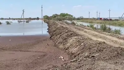 Дамбу на канале Соколок прорвало, Атырау, фото - Новости Zakon.kz от 24.05.2024 13:08