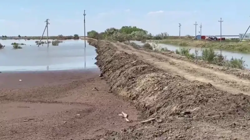 Рядом с Атырау прорвало защитную дамбу