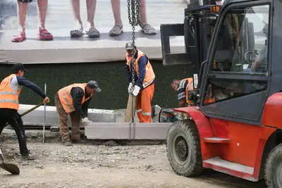 Ремонт и укладка тротуаров, ремонтные работы тротуаров, строительство тротуаров, фото - Новости Zakon.kz от 26.08.2024 23:08