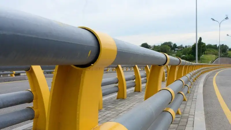 На трассе в Атырауской области ввели ограничение движения из-за разрушения моста