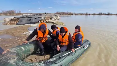 Эвакуация жителей из зоны потопления в Атырауской области попала на видео
