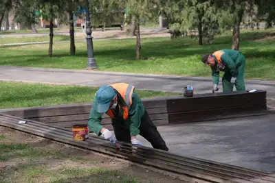 Восстановительно-ремонтные работы, покраска скамеек, коммунальные службы, коммунальная служба, рабочие , фото - Новости Zakon.kz от 31.05.2024 10:04