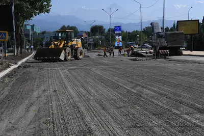 Укладка асфальта, асфальтирование дорог, асфальт, ремонт дорог, асфальтобетонные работы, рабочие, асфальтоукладчики, машины для укладки асфальта, техника для дорожных работ, дорожно-ремонтные работы, фото - Новости Zakon.kz от 11.02.2025 10:26