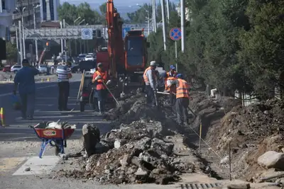 Рабочие, дорожно-ремонтные работы, установка бордюров, бордюры, фото - Новости Zakon.kz от 20.08.2024 16:24