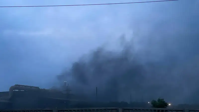 В Алматы загорелся цех по переработке подержанных автошин