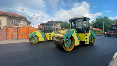 Укладка асфальта в частном секторе, асфальтирование дорог, асфальт, асфальтобетонные работы, рабочие, асфальтоукладчики, машины для укладки асфальта, техника для дорожных работ, дорожно-ремонтные работы, фото - Новости Zakon.kz от 21.08.2024 19:57