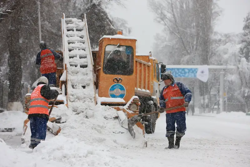 Снегопад накрыл Астану: коммунальные службы перешли на круглосуточный режим работы