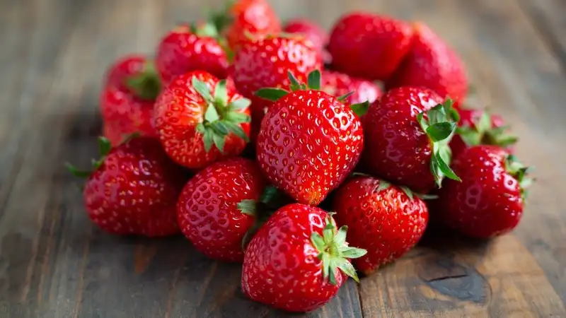 Чем может быть опасна майская клубника, рассказала врач