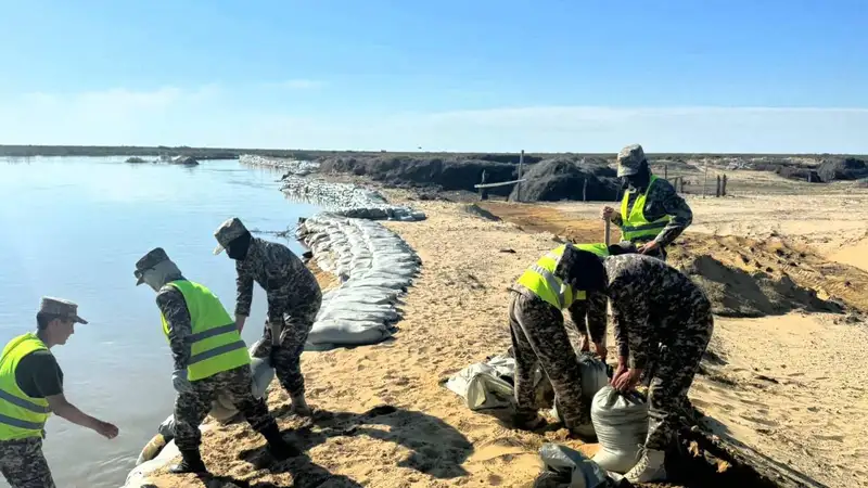 В селе Талдыколь Атырауской области начали принудительно эвакуировать жителей