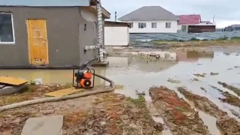 Мощный ливень затопил дома и дворы в пригороде Астаны