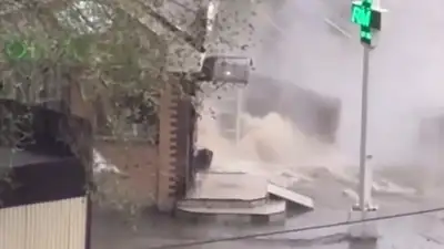 фонтан воды забил на одной из центральных улиц Экибастуза