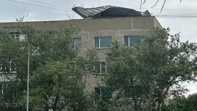Крыша пятиэтажки обрушилась в Семее
