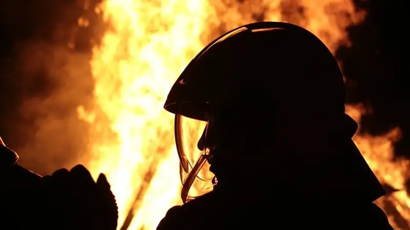 В Алматы одновременно в двух районах произошли пожары