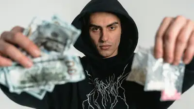 Наркодилер, наркотики, распространение, полиция, фото - Новости Zakon.kz от 27.05.2024 12:21