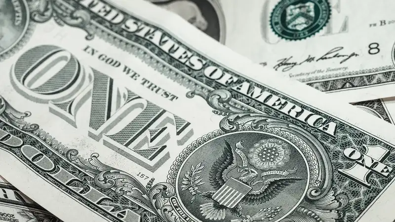 Курс доллара продолжил снижение на торгах 28 мая