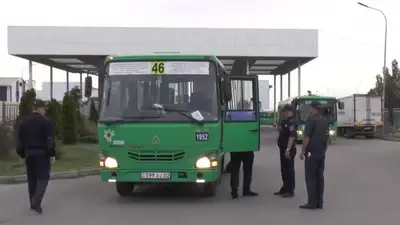 Полицейские внезапно нагрянули с проверкой в частный автопарк Алматы