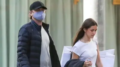 Устроил шопинг для 16-летней девушки на фоне скандала в семье, фото - Новости Zakon.kz от 29.05.2024 10:11