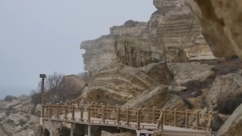 Актауские врачи рассказали о состоянии сорвавшегося со скалы ребенка